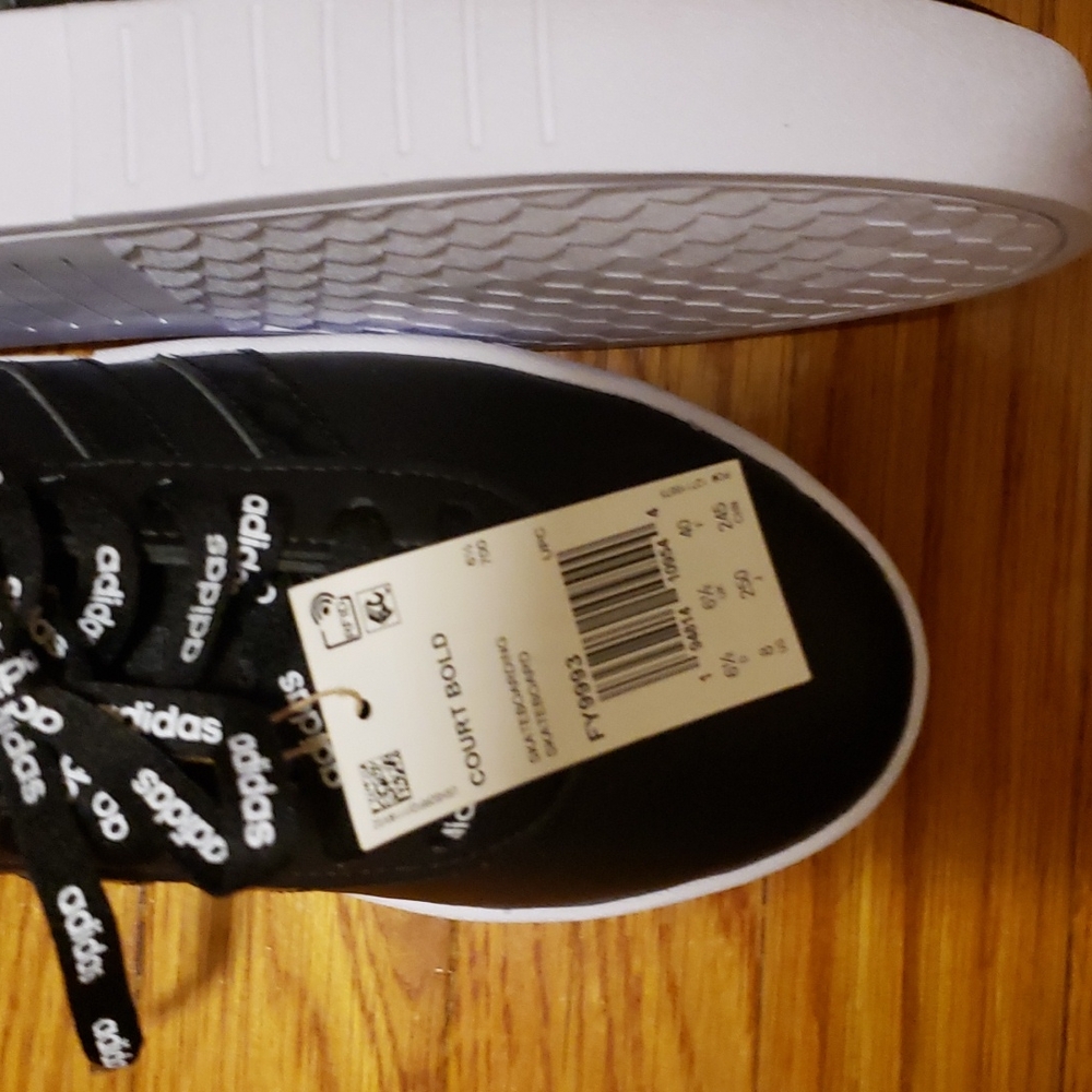 NEW ADIDAS SNEAKER - Picture 5 of 6